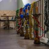Ci guardiamo intorno, vediamo narghil� con coloratissimi tubi ovunque: sono stati fatti arrivare direttamente dall�Iraq...